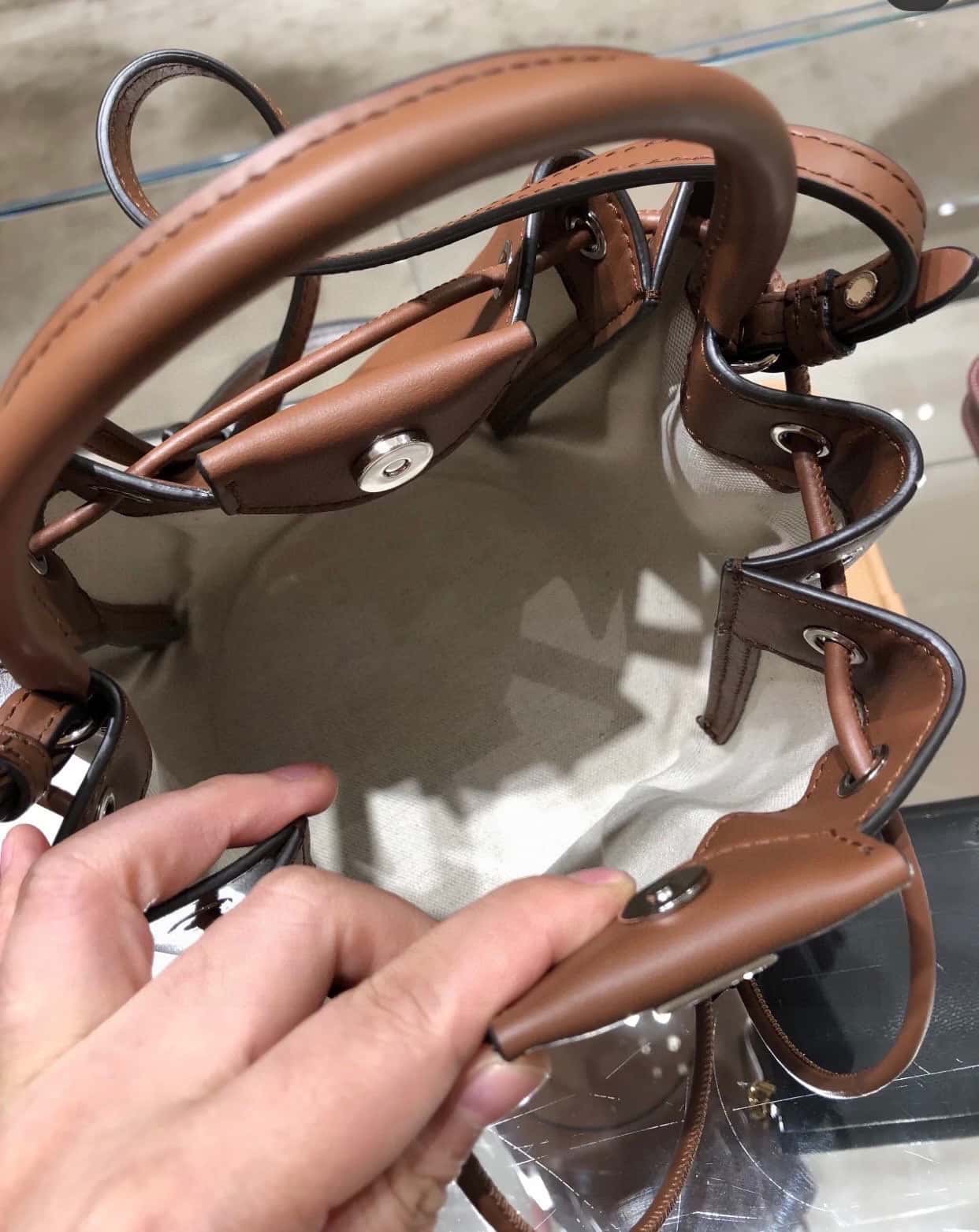 Burberry巴宝莉 立体版型的水桶包 焦糖色-高仿包包