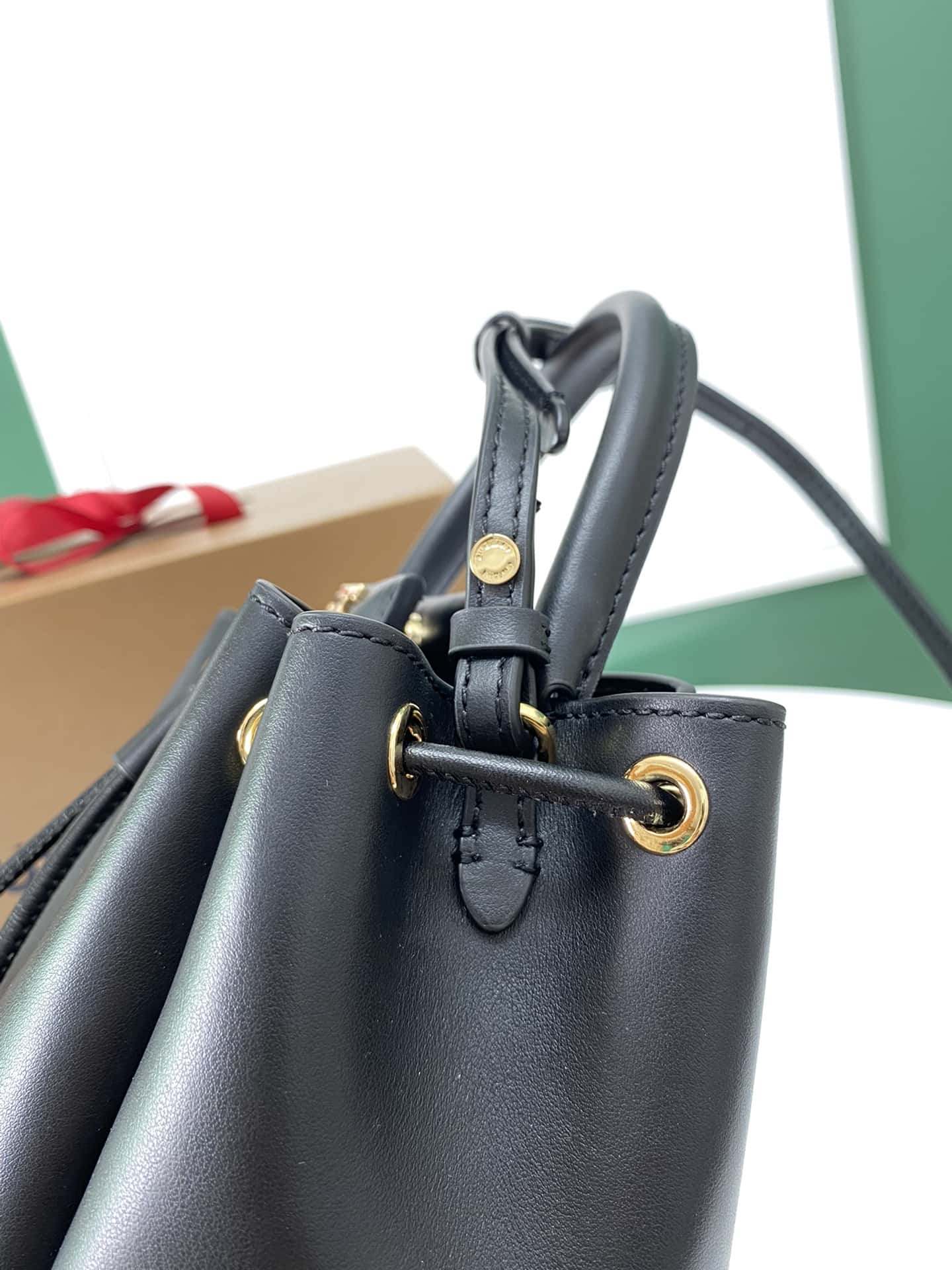 Burberry巴宝莉 立体版型的水桶包 黑色